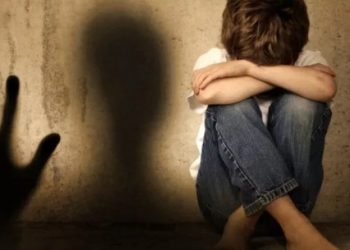Σοκάρει γνωστός ηθοποιός: «Ο πατριός μου με σκότωνε στο ξύλο και ο αδερφός μου πέθανε στα χέρια μου»
