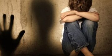 Σοκάρει γνωστός ηθοποιός: «Ο πατριός μου με σκότωνε στο ξύλο και ο αδερφός μου πέθανε στα χέρια μου»