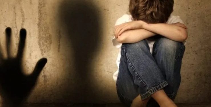 Σοκάρει γνωστός ηθοποιός: «Ο πατριός μου με σκότωνε στο ξύλο και ο αδερφός μου πέθανε στα χέρια μου»