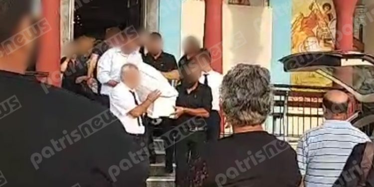 Σπαραγμός στην κηδεία του 16μηνου βρέφους που σκοτώθηκε στο τροχαίο[photos]