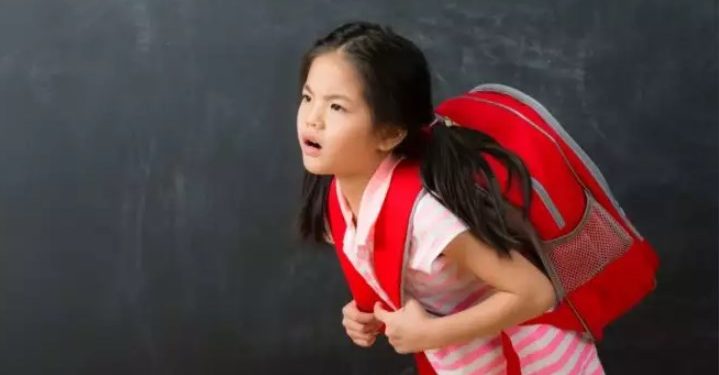 Alldaynews.gr Μέχρι πόσα κιλά πρέπει να είναι η σχολική τσάντα για την σπονδυλική του στήλη του παιδιού