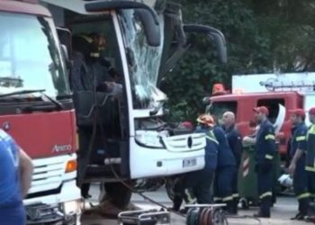 Πριν Λίγο: Τουριστικό Πούλμαν έπεσε σε κολόνα στο κέντρο του Πειραιά