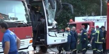 Alldaynews.gr Πριν Λίγο: Τουριστικό Πούλμαν έπεσε σε κολόνα στο κέντρο του Πειραιά