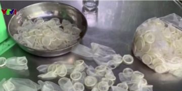Alldaynews.gr Έβραζαν προφυλακτικά και τα πουλούσαν για καινούρια! Εικόνες από την «φάμπρικα»