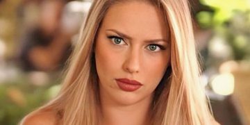 Alldaynews.gr H Ντόρα Μακρυγιάννη Γυμνόστηθη στην θάλασσα! Απολαύστε την!