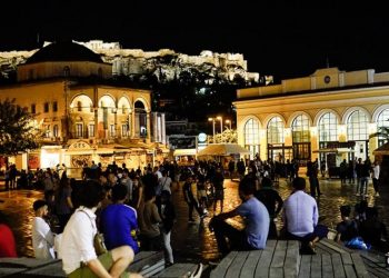 Ψώνισαν όλοι μπύρες πριν της 00:00!! Χαμός στις πλατείες!![Φωτογραφίες]