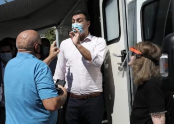 Ο Κικίλιας έβαλε «χέρι» σε πολίτη – «Μη με ακουμπάτε» (video)