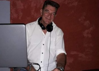 Θρήνος για τον γνωστό DJ Μάνο Τσαπώνη
