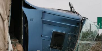 Τροχαίο με νταλίκα έξω από την Λάρισα- Τρείς τραυματίες