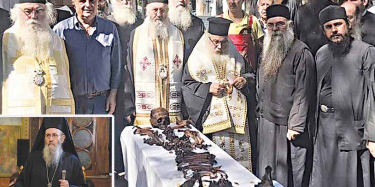 Alldaynews.gr Θαύμα στην εκταφή του μητροπολίτη Καλλίνικου-Ευωδίασαν τα οστά του!
