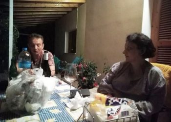 Θρήνος για τα δυο παιδιά της γνωστής μακιγιέζ – Σκοτώθηκαν σε τροχαίο λίγα μέτρα από το σπίτι τους (pics)