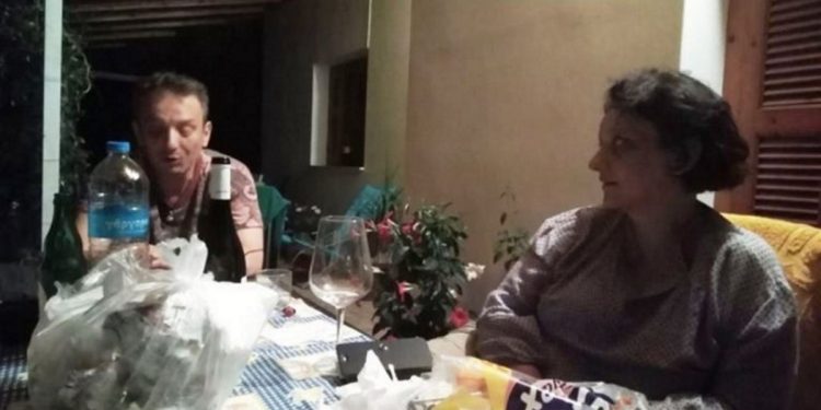 Θρήνος για τα δυο παιδιά της γνωστής μακιγιέζ – Σκοτώθηκαν σε τροχαίο λίγα μέτρα από το σπίτι τους (pics)