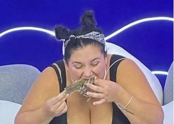 Η Αφροδίτη topless και με στρίνγκ μαγιό στην πισίνα![photo]