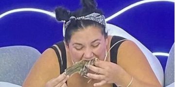 Η Αφροδίτη topless και με στρίνγκ μαγιό στην πισίνα![photo]