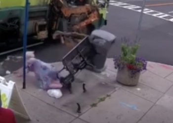 “Σκουπιδιάρα” παρέσυρε παγκάκι και εκσφενδόνισε στον αέρα την γυναίκα που καθότανε (vid)