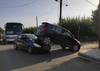 Απίστευτο τροχαίο στη Χαλκιδική: Αυτοκίνητο βρέθηκε πάνω σε… αυτοκίνητο (pics)