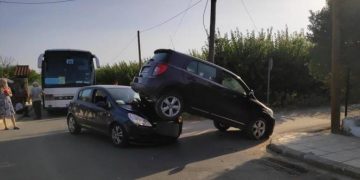 Alldaynews.gr Απίστευτο τροχαίο στη Χαλκιδική: Αυτοκίνητο βρέθηκε πάνω σε… αυτοκίνητο (pics)