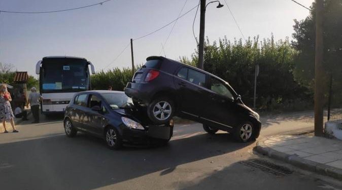 Alldaynews.gr Απίστευτο τροχαίο στη Χαλκιδική: Αυτοκίνητο βρέθηκε πάνω σε… αυτοκίνητο (pics)