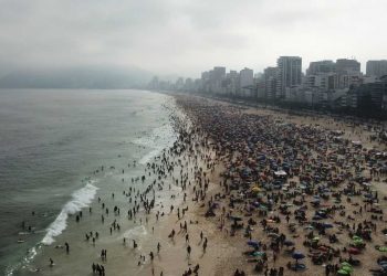 Αντιεμβολιαστικό κίνημα: Φοβούνται επέμβαση στο DNA και εμφύτευση τσιπ