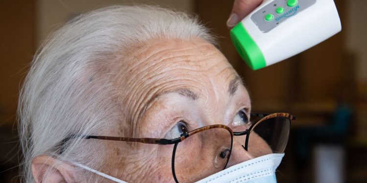 ηλικιωμένοι, παππούς μάσκα κορονοϊός, κορωνοϊός