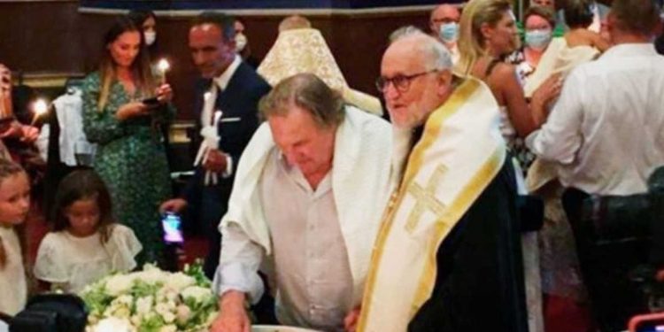 Alldaynews.gr Ο Ζεράρ Ντεπαρντιέ βαφτίστηκε χριστιανός ορθόδοξος με… “νονό” τον Νίκο Αλιάγα