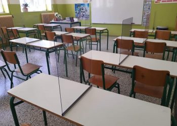 Κορωνοϊός: Έβαλαν πλεξιγκλάς στα… θρανία δημοτικού σχολείου στην Θεσσαλονίκη! (pics)