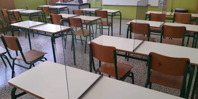 Alldaynews.gr Κορωνοϊός: Έβαλαν πλεξιγκλάς στα… θρανία δημοτικού σχολείου στην Θεσσαλονίκη! (pics)