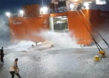 Εντυπωσιακές εικόνες από την προσπάθεια του πλοίου «Διονύσιος Σολωμός» να δέσει (Video)