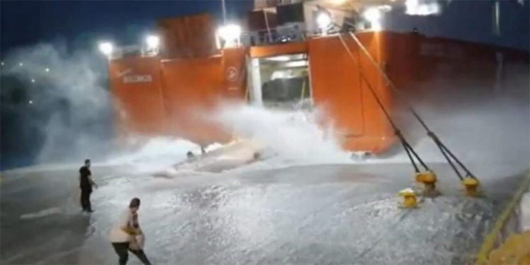 Alldaynews.gr Εντυπωσιακές εικόνες από την προσπάθεια του πλοίου «Διονύσιος Σολωμός» να δέσει (Video)