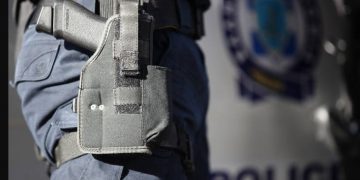 Alldaynews.gr Έκλεψαν το όπλο σε Υπαστυνόμο της Φρουράς του Μητσοτάκη! Σταμάτησε να αγοράσει σουβλάκια και …