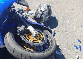 Σκοτώθηκε ζευγάρι σε φοβερό τροχαίο! Η μηχανή τους καρφώθηκε και διαλύθηκε σε φορτηγό (pics)