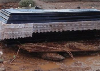 Φρίκη στην Καρδίτσα: Μέχρι φέρετρα με νεκρούς βγήκαν στους δρόμους