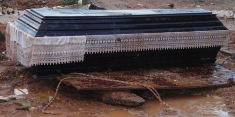 Alldaynews.gr Φρίκη στην Καρδίτσα: Μέχρι φέρετρα με νεκρούς βγήκαν στους δρόμους