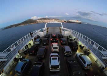 Κακός χαμός στο φέρι μποτ για Σαλαμίνα: Ιερέας δεν έβαζε μάσκα και το πλοίο δεν έφευγε