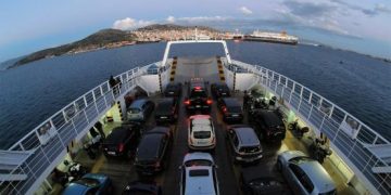 Κακός χαμός στο φέρι μποτ για Σαλαμίνα: Ιερέας δεν έβαζε μάσκα και το πλοίο δεν έφευγε