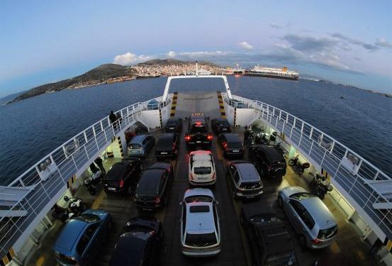 Κακός χαμός στο φέρι μποτ για Σαλαμίνα: Ιερέας δεν έβαζε μάσκα και το πλοίο δεν έφευγε