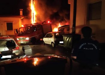 Φωτιά σε πυλωτή πολυκατοικίας- Κάηκαν έξι αυτοκίνητα (pics)