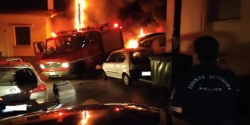 Φωτιά σε πυλωτή πολυκατοικίας- Κάηκαν έξι αυτοκίνητα (pics)