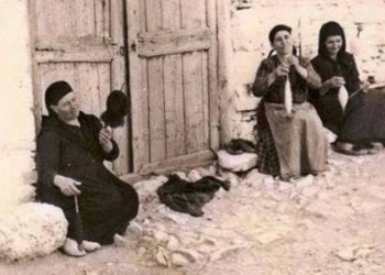 Γιαγιάδες αγράμματες μας είπαν σοφές κουβέντες και συμβουλές για την αληθινή ζωή που δεν ζήσαμε