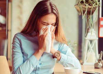Κοινό κρυολόγημα, γρίπη ή κορονοϊός: Πώς θα ξεχωρίσεις τα συμπτώματα της Covid-19