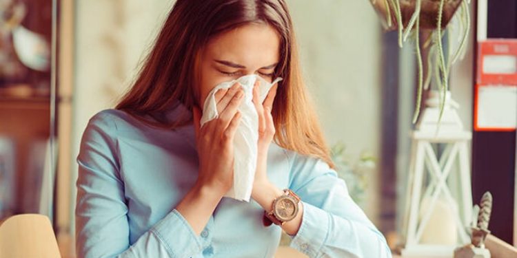 Alldaynews.gr Κοινό κρυολόγημα, γρίπη ή κορονοϊός: Πώς θα ξεχωρίσεις τα συμπτώματα της Covid-19