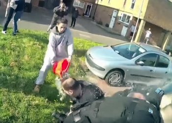 βενζίνη σε αστυνομικούς στο Έσσεξ