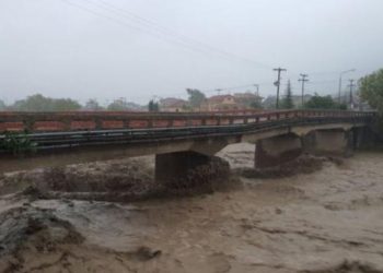 Γενική απαγόρευση της κυκλοφορίας οχημάτων στο νομό Καρδίτσας – 2 αγνοούμενοι – Παρασύρθηκε από ρέμα (video)