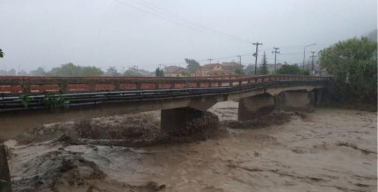 Alldaynews.gr Γενική απαγόρευση της κυκλοφορίας οχημάτων στο νομό Καρδίτσας – 2 αγνοούμενοι – Παρασύρθηκε από ρέμα (video)