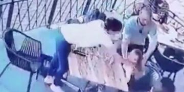 Alldaynews.gr Τρόμος για μητέρα: Άγνωστος της άρπαξε το 4χρονο παιδί μέσα από τα χέρια για να το απαγάγει (Video)