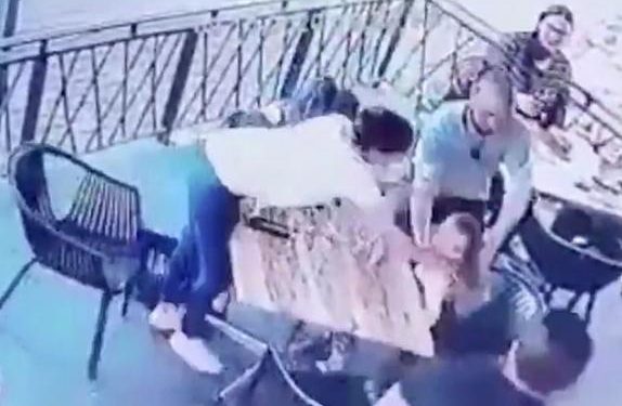 Alldaynews.gr Τρόμος για μητέρα: Άγνωστος της άρπαξε το 4χρονο παιδί μέσα από τα χέρια για να το απαγάγει (Video)