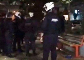 Αθήνα: Λουκέτο σε πλατείες, αθλητικούς χώρους, λόφους και παραλίες – Έφοδος της αστυνομίας στην πλατεία Βαρνάβα (videos)