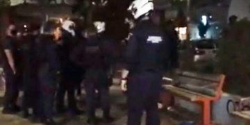 Alldaynews.gr Αθήνα: Λουκέτο σε πλατείες, αθλητικούς χώρους, λόφους και παραλίες – Έφοδος της αστυνομίας στην πλατεία Βαρνάβα (videos)