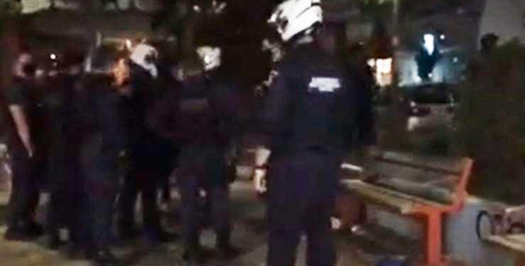 Alldaynews.gr Αθήνα: Λουκέτο σε πλατείες, αθλητικούς χώρους, λόφους και παραλίες – Έφοδος της αστυνομίας στην πλατεία Βαρνάβα (videos)