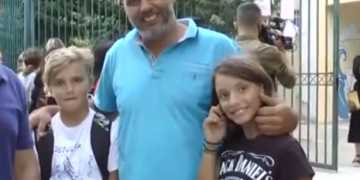 Alldaynews.gr Γονιός δηλώνει ότι θα φέρνει κάθε μέρα τα παιδιά του χωρίς μάσκα κι ας μην τα δέχονται στο σχολείο (Video)